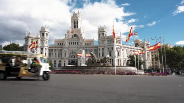 Madrid Španělsko 2023 Elektrické Tuky Pro Turisty Další Vozidla Projíždějící — Stock video