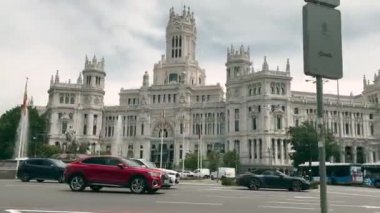 Madrid, İspanya; 06-06-2023: Madrid belediye binası ve Cibeles çeşmesinin önünden geçen video, birçok araba ve otobüs görüyor