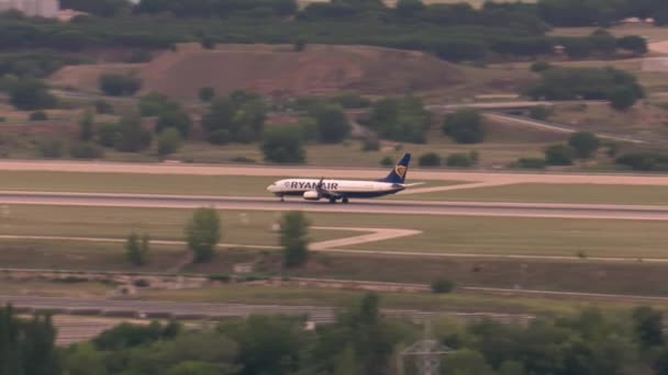Madrid Spanien 2023 Takeoff För Ett Kommersiellt Flygplan Tillhörande Ryanair — Stockvideo