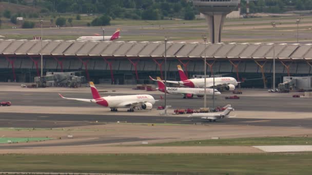 Мадрид Испания 2023 Самолеты Курсирующие Через Терминал Аэропорта Адольфо Суарес — стоковое видео