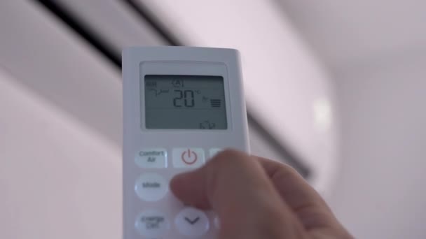 Bir Adamın Eli Klimanın Düğmelerine Basarak Sıcaklığı Önerilen Dereceye Çıkarabilir — Stok video