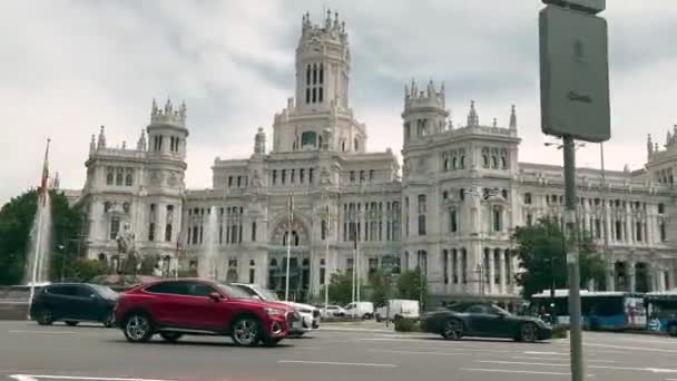 西班牙马德里 2023 在马德里市政厅和著名的西贝尔喷泉前旅行的视频 看到了许多汽车和公共汽车 — 图库视频影像