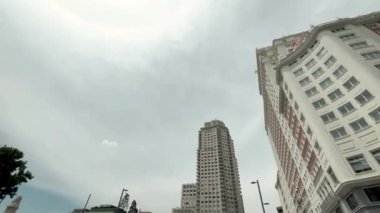 Madrid, İspanya; 06-06-2023: Madrid 'deki ünlü Gran Via boyunca alçak açıdan seyahat ederek sembolik gökdelen yakınlarından geçiyor.