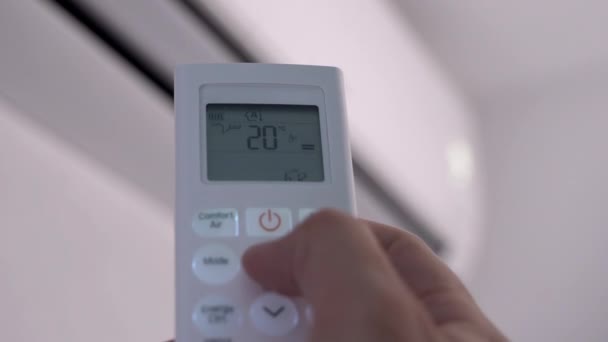 Mão Homem Pressionando Botões Controle Condicionado Dividido Para Elevar Temperatura — Vídeo de Stock
