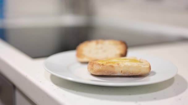 Adam Zeytinyağı Manchego Peynirinden Küçük Bir Sandviç Yapıyor — Stok video