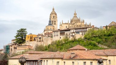 Kutsal Katedral Hz. Meryem Kilisesi ve San Frutos Gotik tarzda Rönesans ayrıntılarıyla, İspanya 'nın Segovia şehrinde 16. yüzyılda inşa edildi.