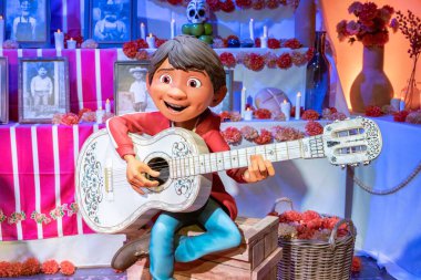 Madrid, İspanya; 05-14-2024: Coco filmindeki ünlü karakter Miguel 'in stüdyonun filmleri hakkında Pixar World adlı sergideki büyük figürü