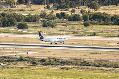 Madrid, İspanya; 05-18-2024: Alman şirketi Lufthansa 'nın Airbus A320 modelinin ticari uçağı piste indi