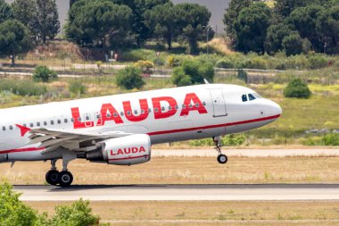 Madrid, İspanya; 05-18-2024: Malta Havayolları Lauda Europe 'un Airbus A320 model uçağı havaalanı pistine iniş takımları yerleştirildi