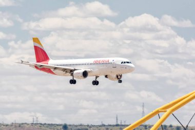 Madrid, İspanya; 05-18-2024: İberya İspanyol şirketi Airbus A320 model uçağı iniş takımlarının açılmasıyla iniş manevrasına başladı