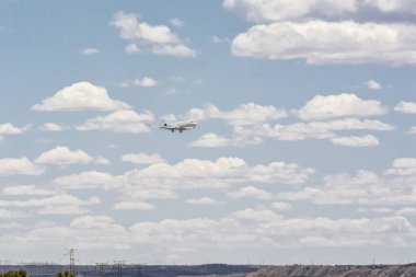 Madrid, İspanya; 05-18-2024: İspanyol Air Nostrum şirketinin Mitsubishi CRJ-1000 modelinin ticari uçakları iniş takımlarıyla havaalanına yaklaşıyor