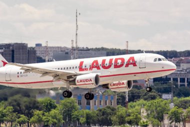 Madrid, İspanya; 05-18-2024: Malta Havayolları Lauda Europe 'un Airbus A320 model uçağı havaalanı pistine iniş takımları yerleştirildi