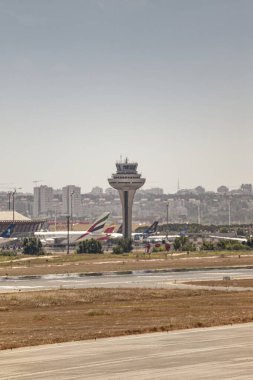 Madrid, İspanya; 05-18-2024: Adolfo Suarez Madrid Barajas havaalanı kontrol kulesi terminal ve pist yakınlarındaki bazı uçakları ile