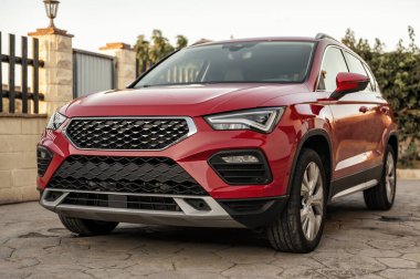 Görünür bir marka ya da plakası olmayan kırmızı standart bir SUV 'nin ön görüntüsü, otomotiv, seyahat ve ulaşım görselleri için ideal modern bir araç tasarımı sergiliyor.