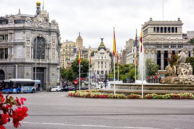 Madrid, İspanya; 09-20-2024: Arkadan Cibeles heykeli, Gran Via, Alcala caddesi, İspanya Bankası binası ve Madrid 'de trafiği olan ikonik Metropolis binası manzarası