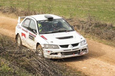 Madrid, İspanya; 02 / 15 / 2025: Mitsubishi Lancer Viii, Alcarria Madrilena Rallisi 'ndeki toprak yolda hız yaparak heyecan verici bir yarış anında güç ve hassasiyet gösterdi