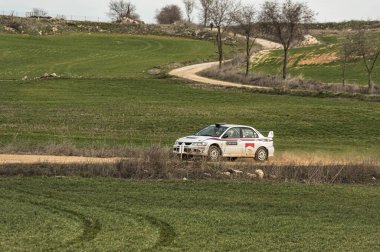 Madrid, İspanya; 02 / 15 / 2025: Mitsubishi Lancer VII 'nin Alcarria Madrilena Rallisi' ndeki toprak pistte süratle ilerlemesi, yüksek hızlı yarışların yoğunluğunu ve gücünü yakalaması