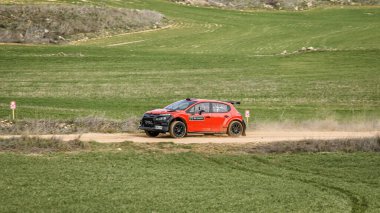 Madrid, İspanya; 02-15-2025: Citroen C3 N5 Alcarria Madrilena Rallisi 'ndeki toprak pistte hız yapıyor, heyecan verici bir yarış anında güç ve hassasiyet gösteriyor