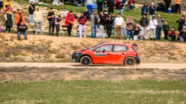 Madrid, İspanya; 02-15-2025: Citroen C3 N5 bir ralli sırasında bir toprak yolda halkın önünden geçiyor