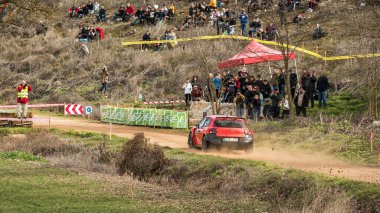 Madrid, İspanya; 02-15-2025: Alcarria Madrilena Rallisi 'nde toprak yolda hızla ilerleyen bir Citroen C3 N5 virajında kamuoyu gözlemlemesi