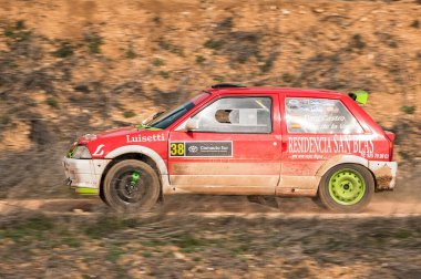 Madrid, İspanya; 02-15-2025: Amblematik kırmızı Citroen Balta toprak bir rallide son sürat toz kaldırma yarışında