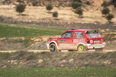 Madrid, İspanya; 02-15-2025: Amblematik kırmızı Citroen Balta toprak bir rallide son sürat toz kaldırma yarışında