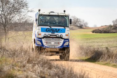 Madrid, İspanya; 02-15-2025: GINAF X222 ralli kamyonu engebeli bir pistte kükrüyor, dinamik bir off-road motor yarışı sahnesinde güç ve adrenalin salıyor