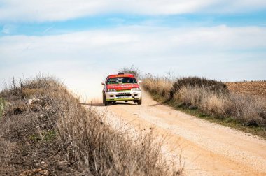 Madrid, İspanya; 02-15-2025: Amblematik kırmızı Citroen Balta toprak bir rallide son sürat toz kaldırma yarışında