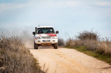 Madrid, İspanya; 02-15-2025: Mitsubishi Montero DiD ralli SUV, dramatik bir ön ralli vuruşuyla egzozundan yükselen siyah dumanla toprak bir pistte patlıyor