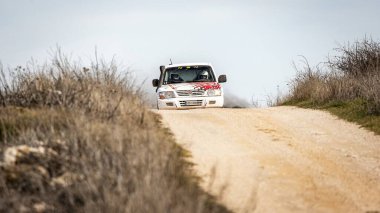Madrid, İspanya; 02-15-2025: Mitsubishi Montero DiD ralli SUV, dramatik bir ön ralli vuruşuyla egzozundan yükselen siyah dumanla toprak bir pistte patlıyor