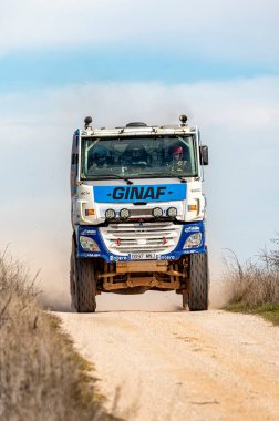 Madrid, İspanya; 02-15-2025: GINAF X222 ralli kamyonu engebeli bir pistte kükrüyor, dinamik bir off-road motor yarışı sahnesinde güç ve adrenalin salıyor