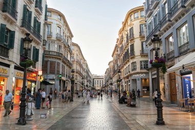 Malaga, İspanya; 07-15-2025: Malaga şehrinde Calle Larios adında sembolik bir yaya sokağı, turist ve yaya kalabalıkları geziyor..