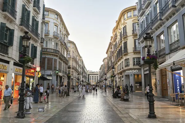Malaga, İspanya; 07-15-2025: Malaga şehrinde Calle Larios adında sembolik bir yaya sokağı, turist ve yaya kalabalıkları geziyor..