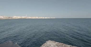 Denizden Cadiz şehrine doğru panoramik panoramik görüntü, gezinti güvertesinden binalar ve kıyı şeridi manzaralı.