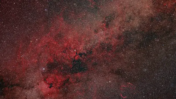 Gece yıldızlarında kırmızı nebula.