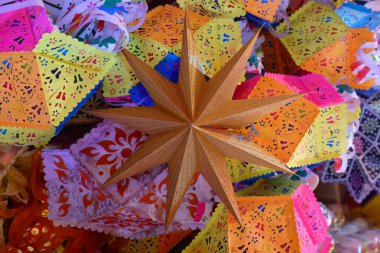 Mutlu Diwali ya da Deepavali 'yi kutlamak için yıldız şeklinde renkli Kandil ya da fener. İyinin kötülüğe karşı zaferi anlamına gelir. Işığın karanlığa karşı zaferi ise renkli kağıttan yapılmıştır.