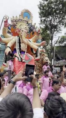 Muazzam bir Ganesh Idol atölyeden ayrılıp gideceği yere gidiyor. Mumbai 'de 10-08-2025' te büyük bir seyirci kalabalığı, trafik sıkışıklığı ve korna çalan bir araçla çevrili.