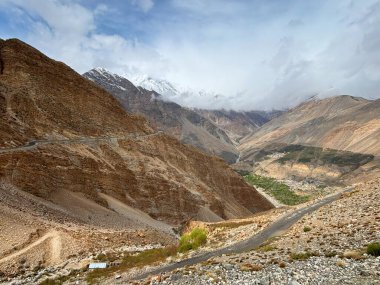 Altın motifleri, spiral merdivenleri ve canlı renkleri olan zengin bir Budist tapınağı. Himalaya zirvelerine göre, ticari seyahat için ideal ruhani zarafet ve kültürel derinlik yayar..