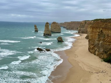 Kayalıkları ve denizi olan güzel sahil