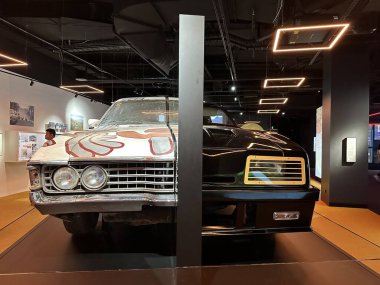 Araba sergide park halinde.