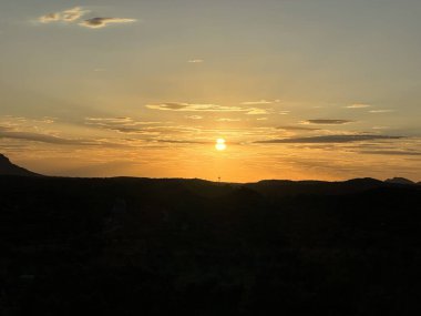 Dağların üzerinde güzel bir gün doğumu