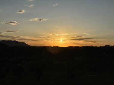 Dağların ardında güzel bir gün batımı