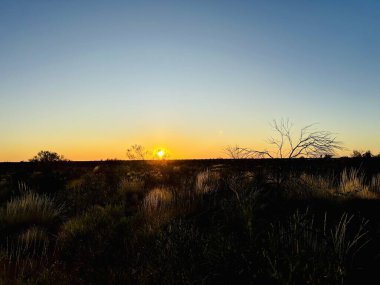 Gölün üzerinde güzel bir gün batımı