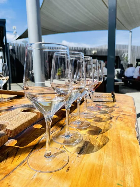 ahşap bir masa üzerinde boş bardak