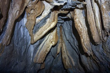 Dağlarda eski bir mağara