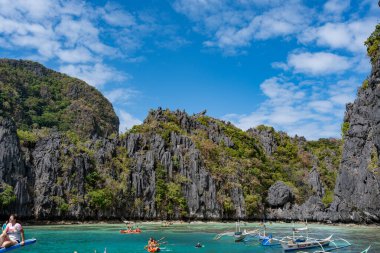 phi phi phi thailand - 23 Nisan 2016: Güneşli bir yaz gününde Phi phi körfezinde bir teknede turistler