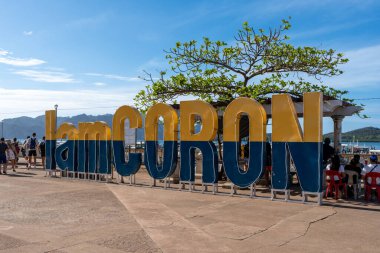 Rio de Janeiro, Brezilya - Aralık 310, 2016: Rio de Janeiro 'da yürüyen insanlar. Girişin işareti.