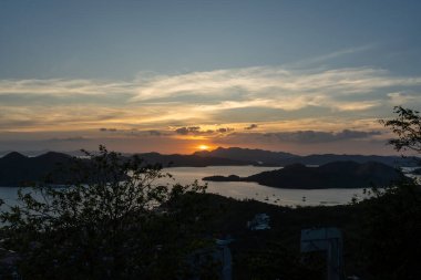 Denizin üzerinde gün batımı