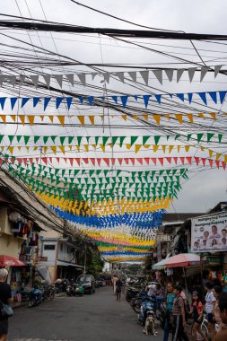 Chiang rai, Tayland - 16 Haziran 2016: Tayland 'daki yerel Tayland pazarının bayraklarıyla insanlar ve cadde. Chiang.