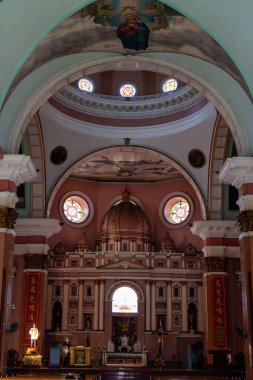 Kutsal üçlünün katedralinin içinde yılın en güzel yerinin bulunduğu şehrin içinde.